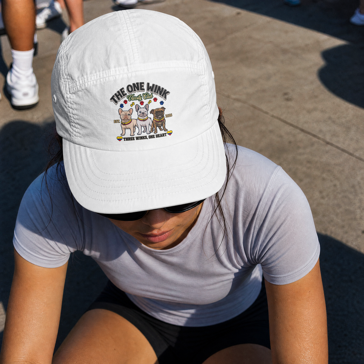 La gorra "One Wink Varsity Club"